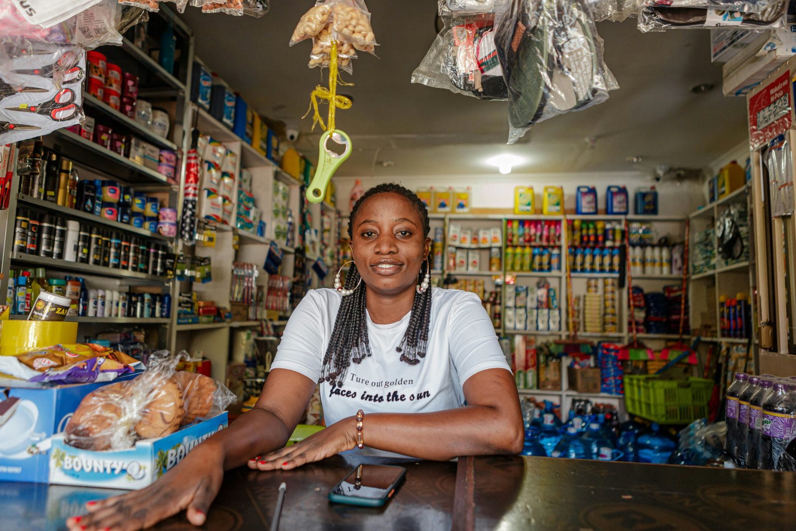 Vendeuse africaine dans sa boutique – Adabla